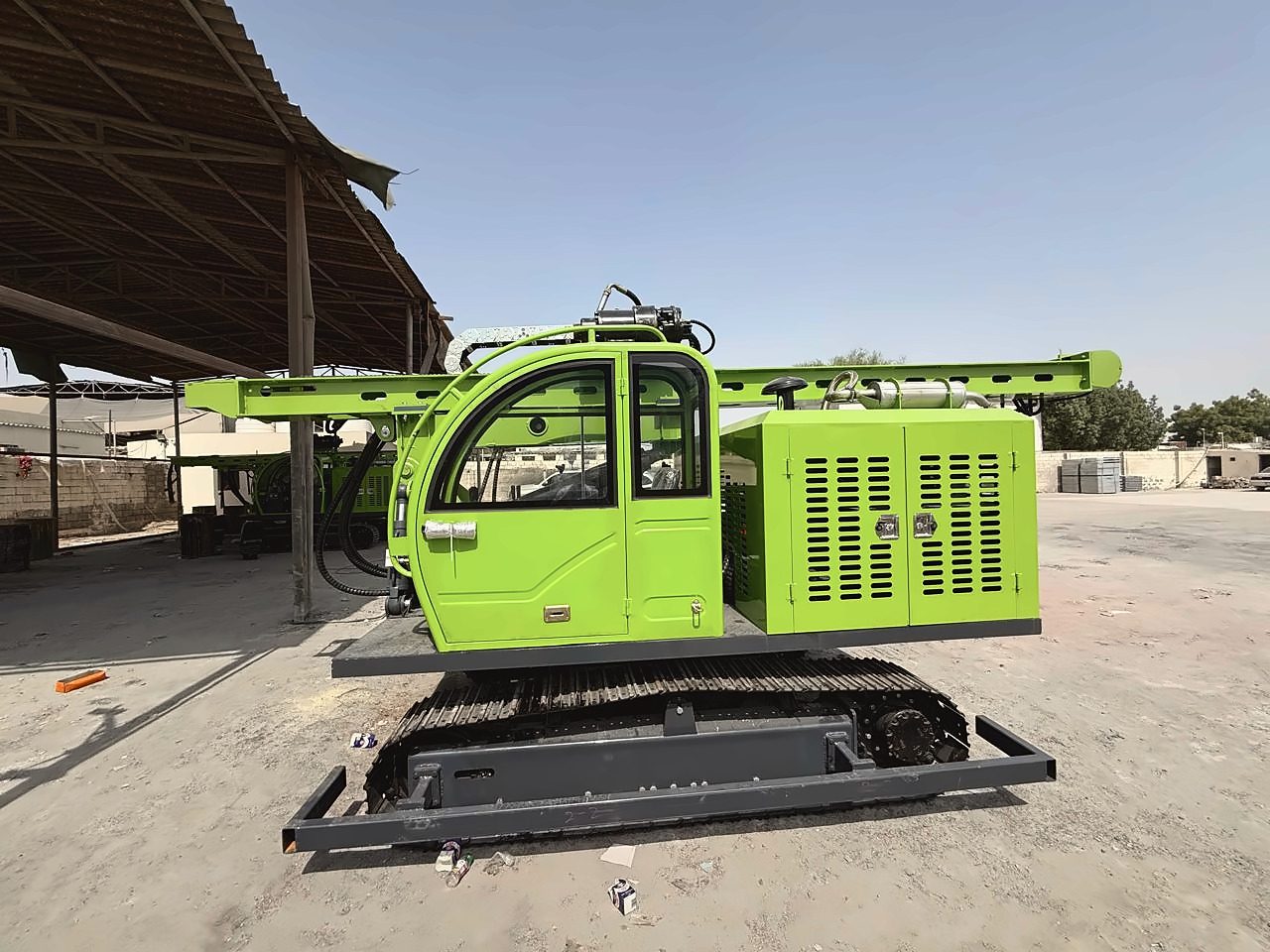 Crawler-mounted drilling rig with an operator cab