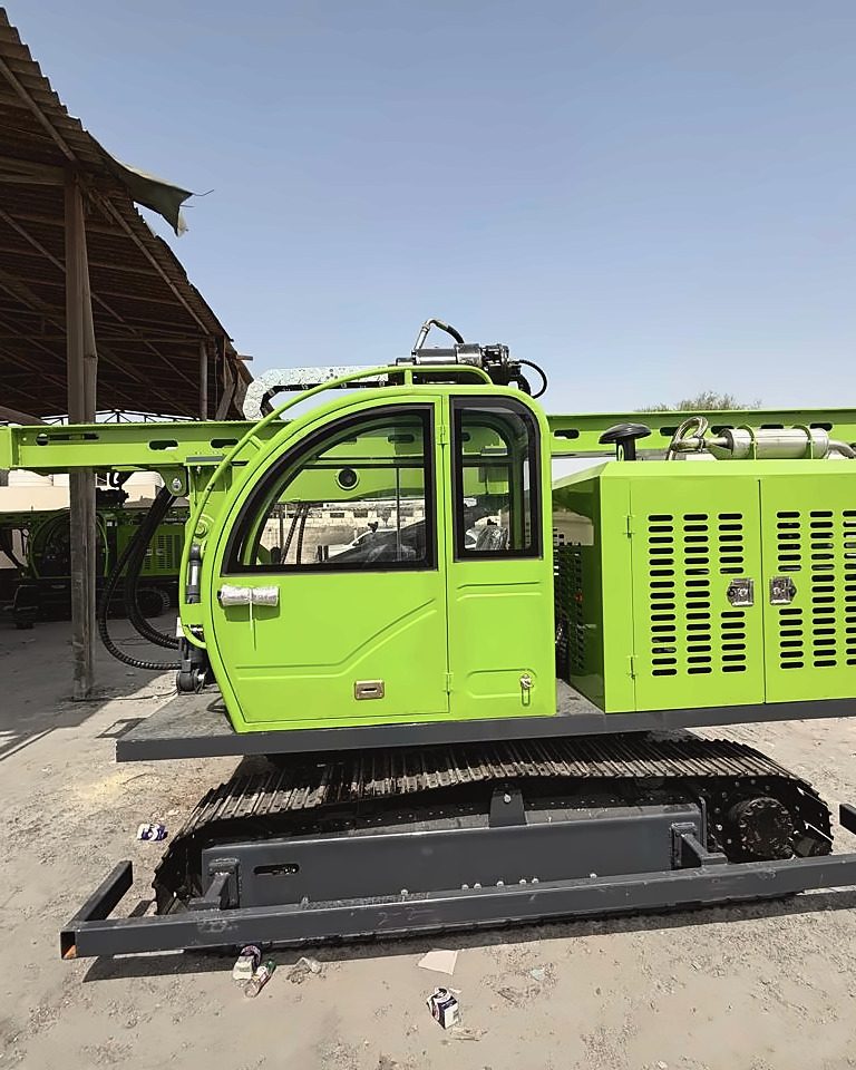 Crawler-mounted drilling rig with an operator cab