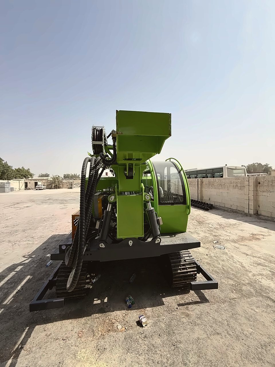 Crawler-mounted drilling rig, front view