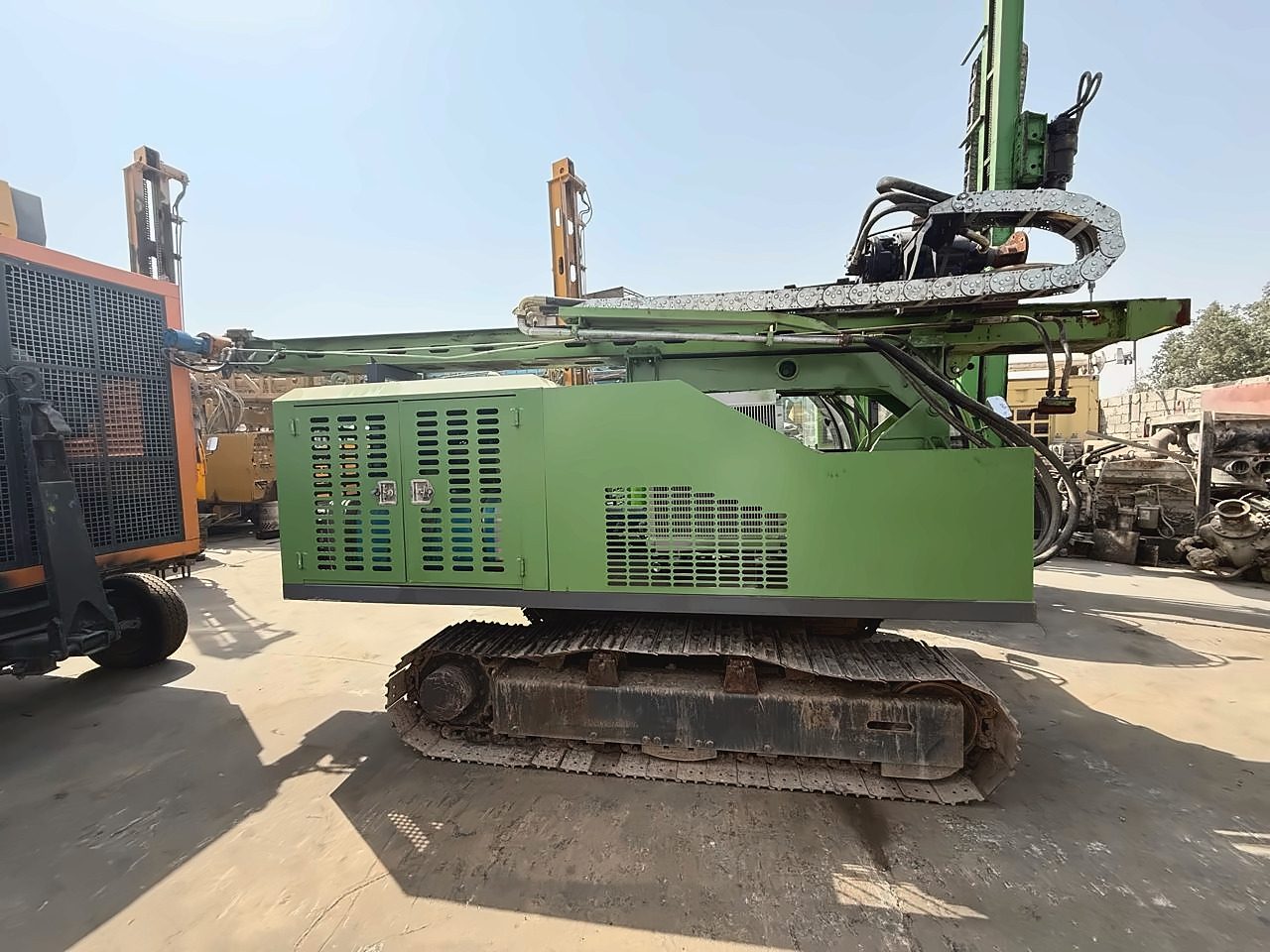 Crawler-mounted drilling rig with its mast upright