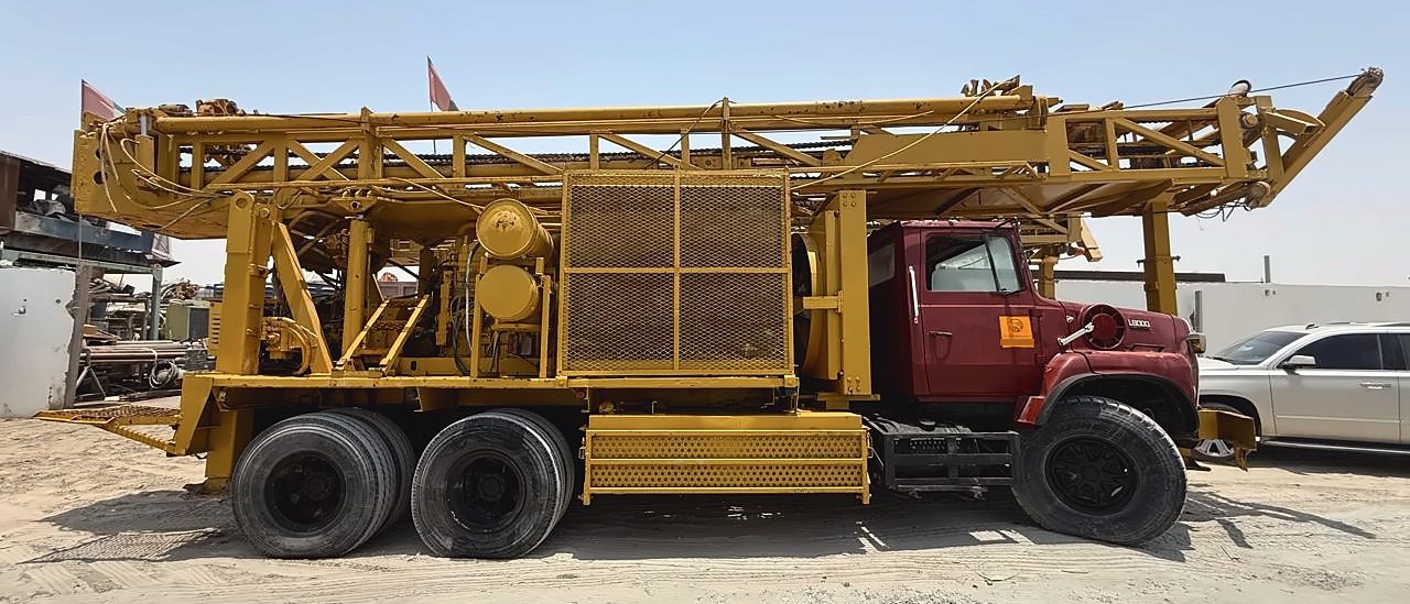حفّارة محمولة على شاحنة فورد L8000، منظر جانبي